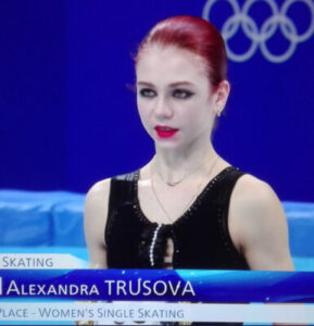 表彰台で顔が曇るアレクサンドラ・トゥルソワ