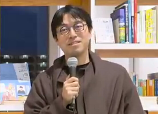 丸と四角のユニークなメガネをかける成田大輔