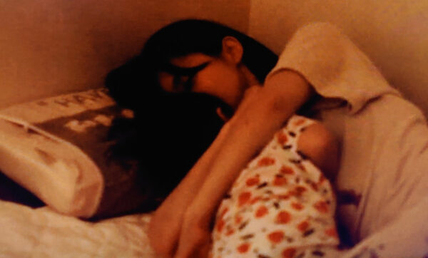 子供と添い寝する藤咲凪